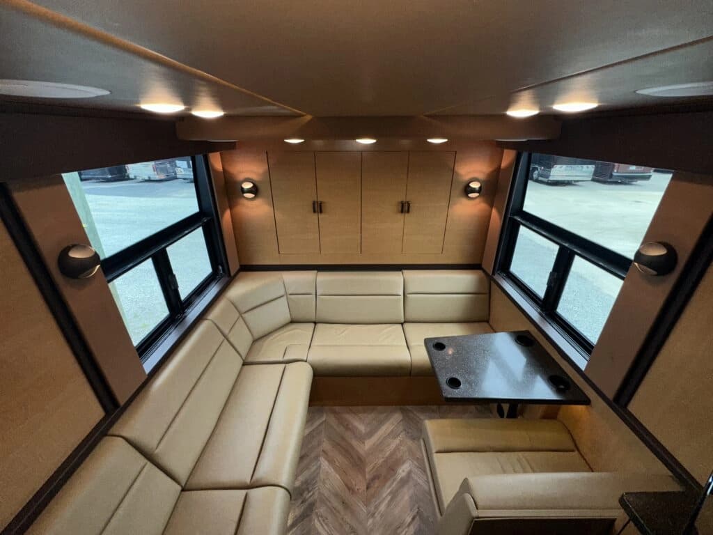2006 Prevost XLII Entertainer Motorcoach - Image 16