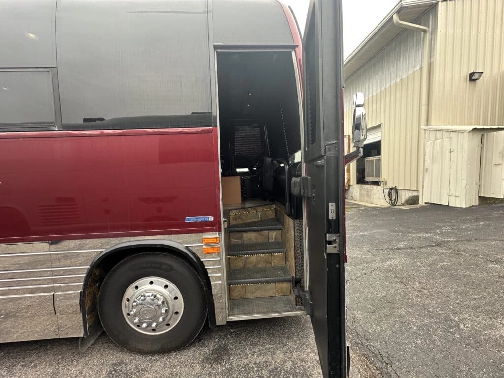 2006 Prevost XLII Entertainer Motorcoach - Image 7