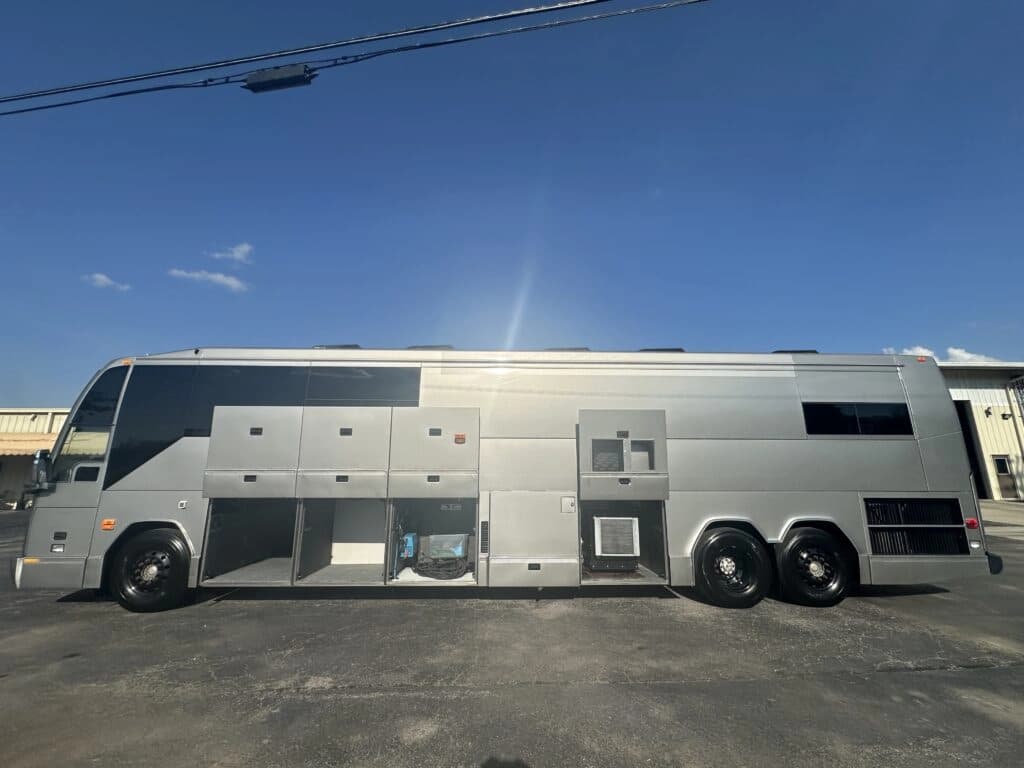2006 Prevost H3-45 Entertainer Motorcoach - Image 2