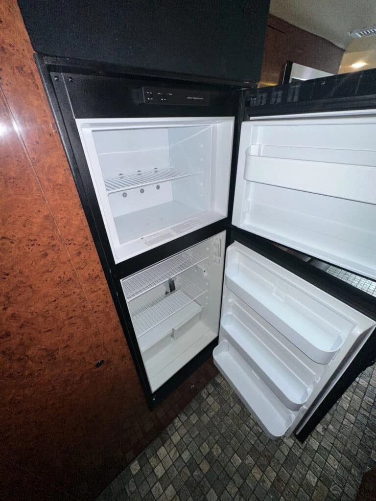 2006 Prevost H3-45 Entertainer Motorcoach - Image 11