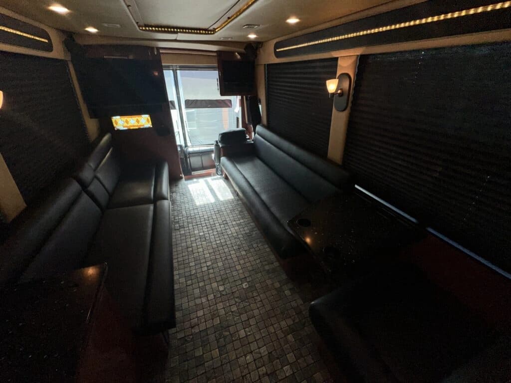 2006 Prevost H3-45 Entertainer Motorcoach - Image 12