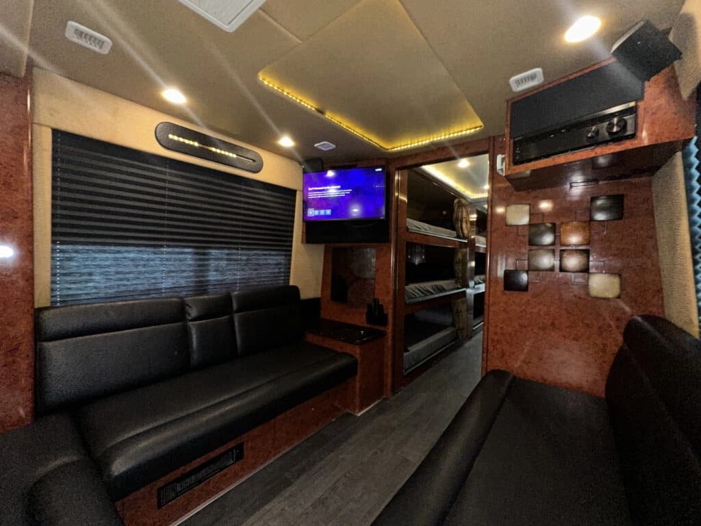 2006 Prevost H3-45 Entertainer Motorcoach - Image 16