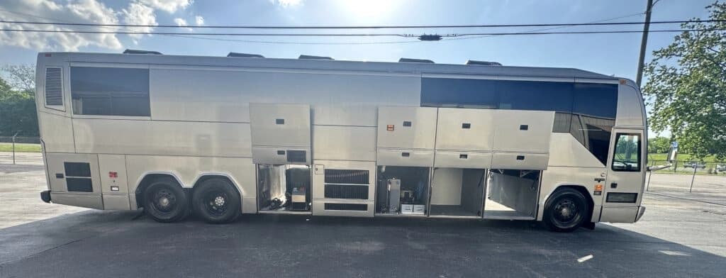 2006 Prevost H3-45 Entertainer Motorcoach - Image 4