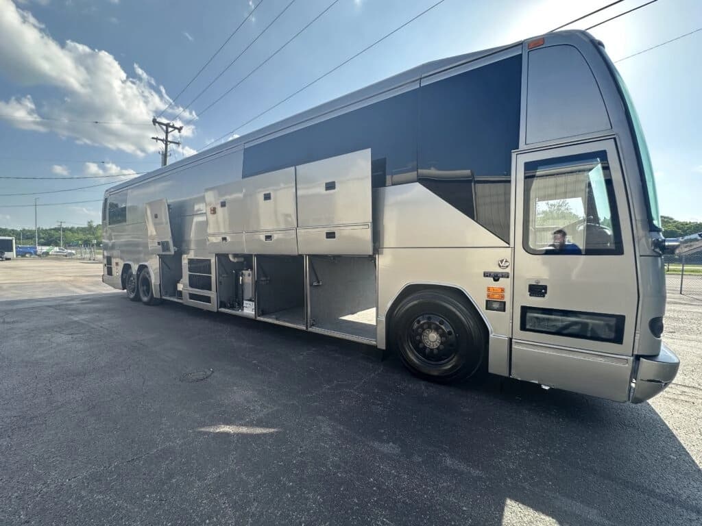 2006 Prevost H3-45 Entertainer Motorcoach - Image 5