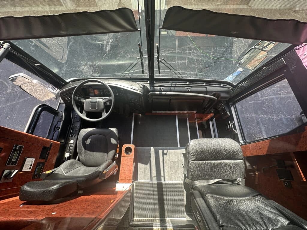 2006 Prevost H3-45 Entertainer Motorcoach - Image 7