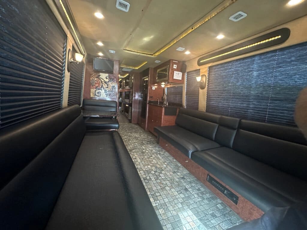 2006 Prevost H3-45 Entertainer Motorcoach - Image 8