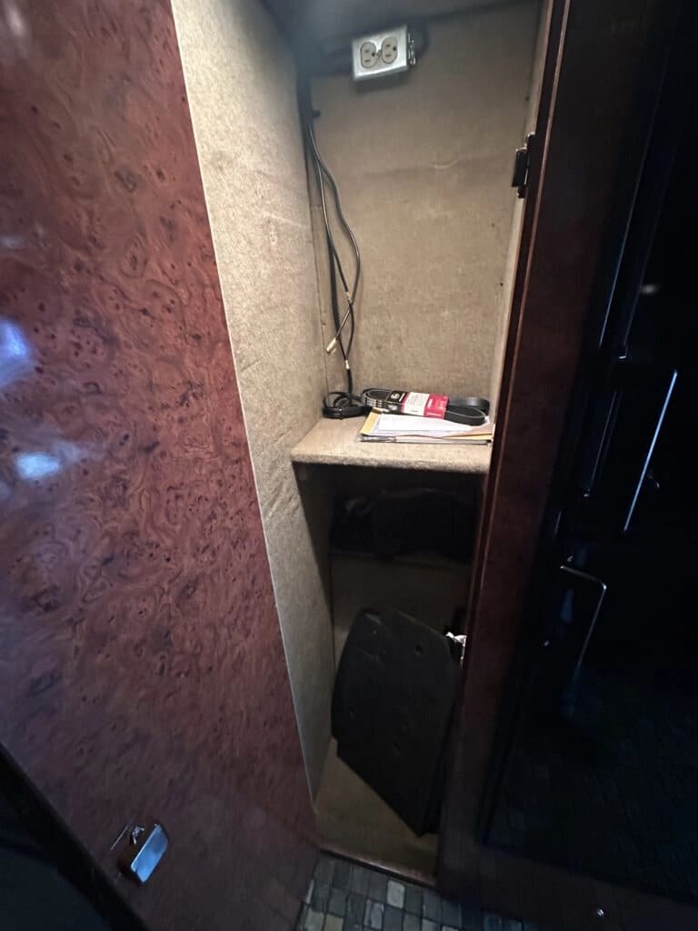 2006 Prevost H3-45 Entertainer Motorcoach - Image 10