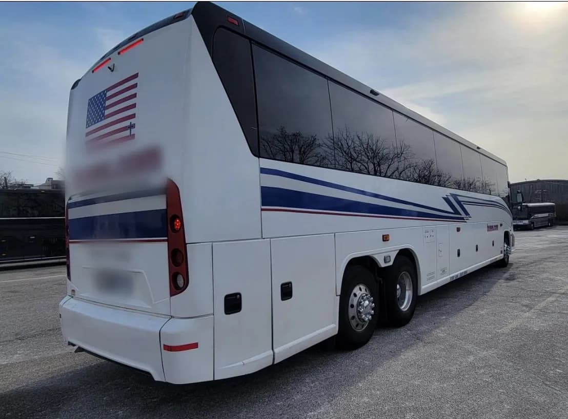 3 AVAILABLE NOW 2017 MCI J4500 Coach - Image 2