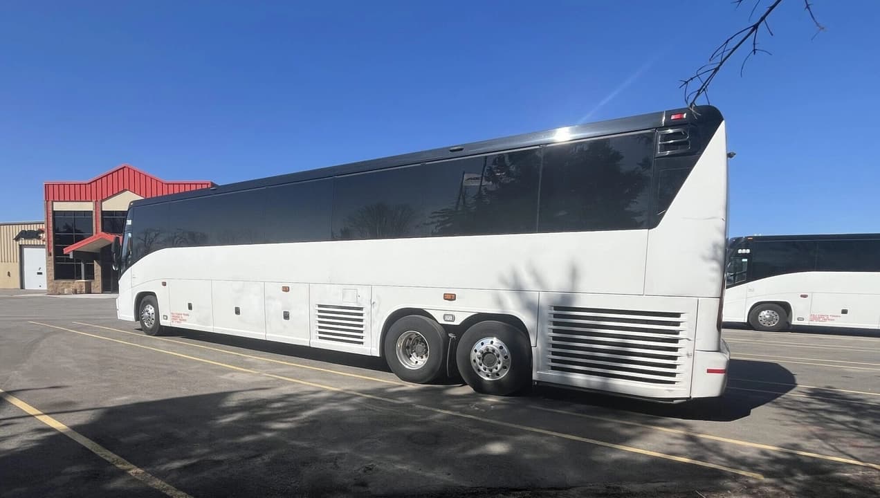 2017 MCI J4500 Coach - Image 2