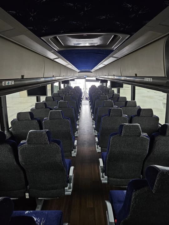 2017 MCI J4500 Coach - Image 4