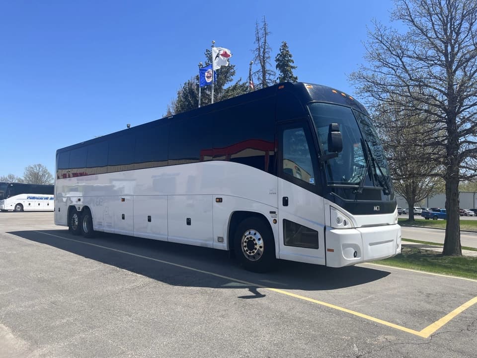 2017 MCI J4500 Coach - Image 1