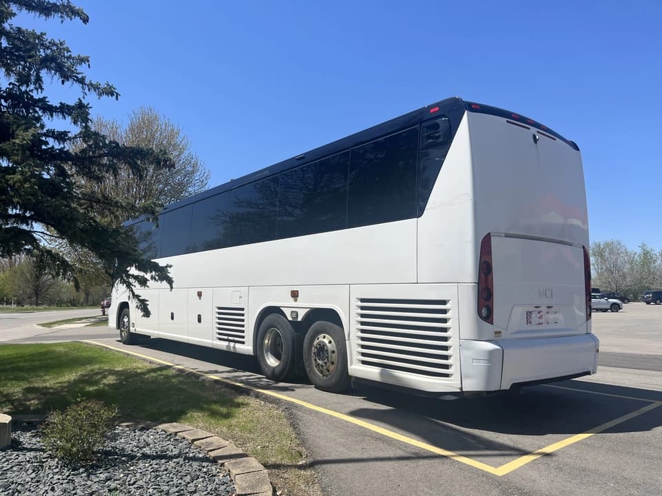 2017 MCI J4500 Coach - Image 2
