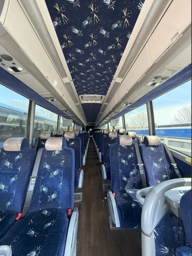 2017 MCI J4500 Coach - Image 3