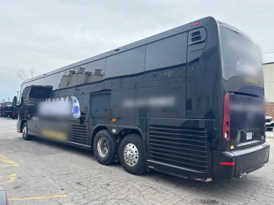 2017 MCI J4500 Coach - Image 2
