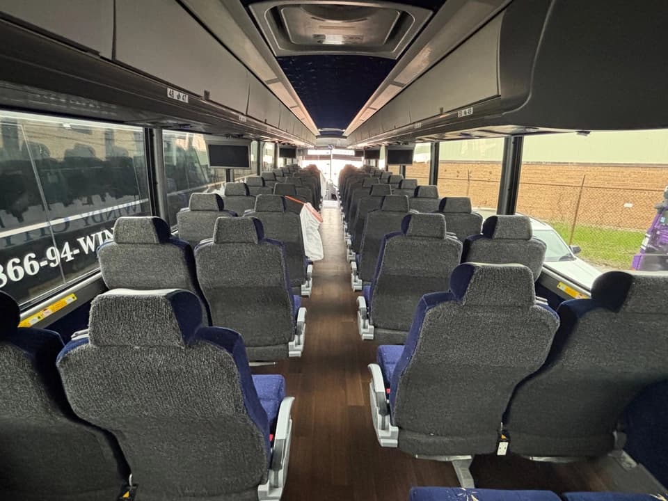 2017 MCI J4500 Coach - Image 3