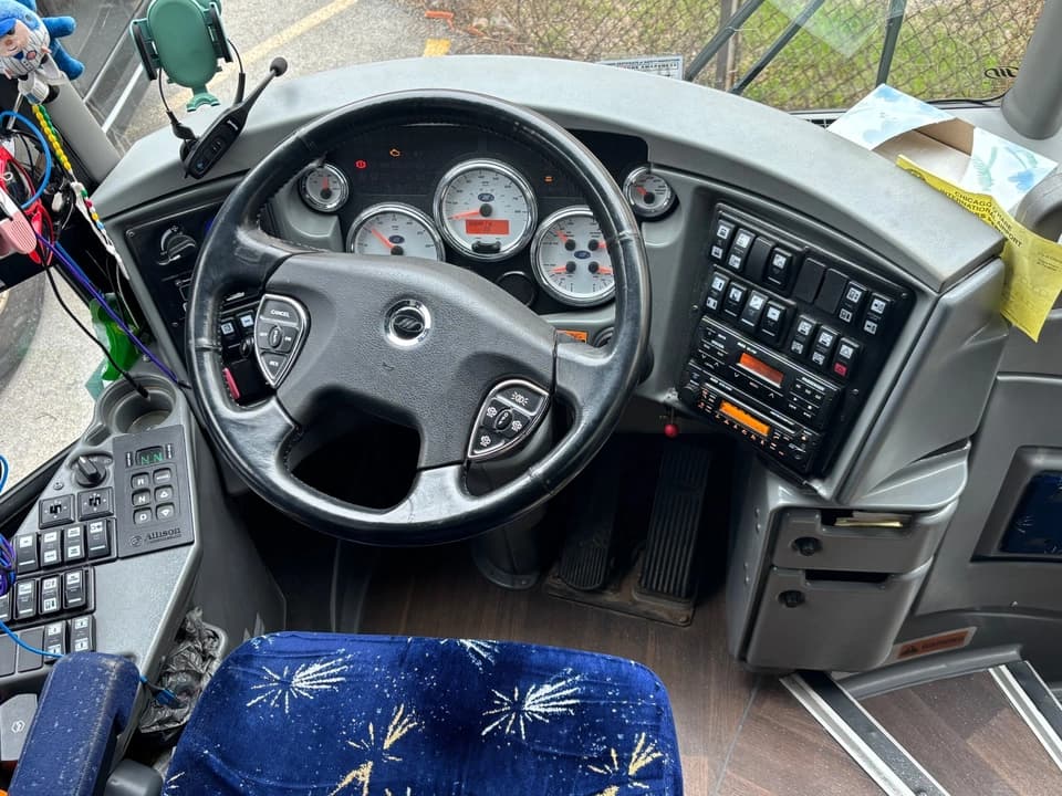 2017 MCI J4500 Coach - Image 4