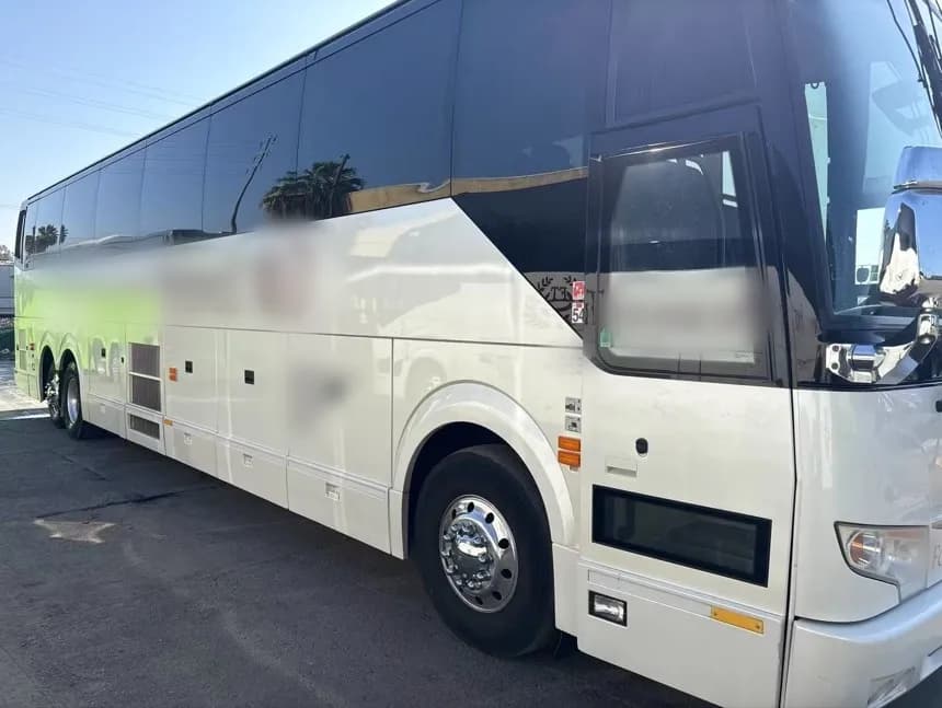 2017 Volvo H3-45 Coach - Image 1