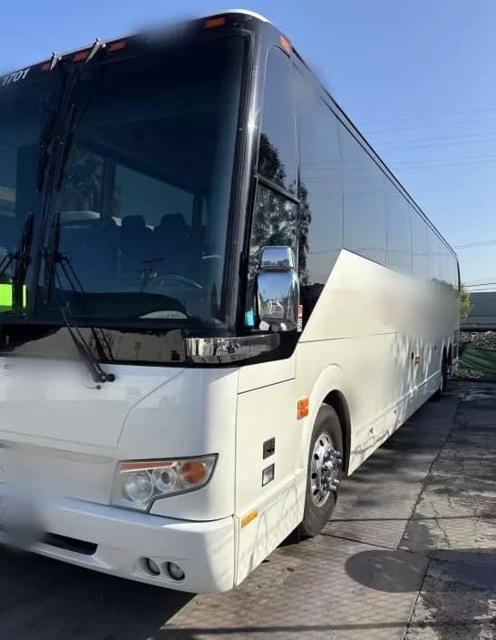 2017 Volvo H3-45 Coach - Image 3