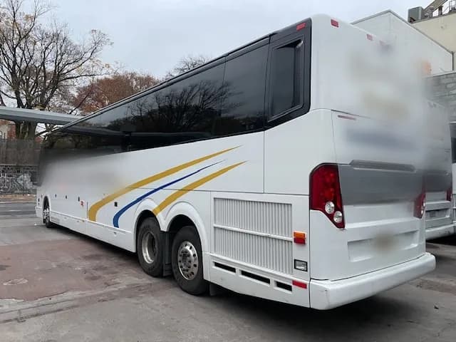 2018 Prevost H3-45 Coach - Image 2