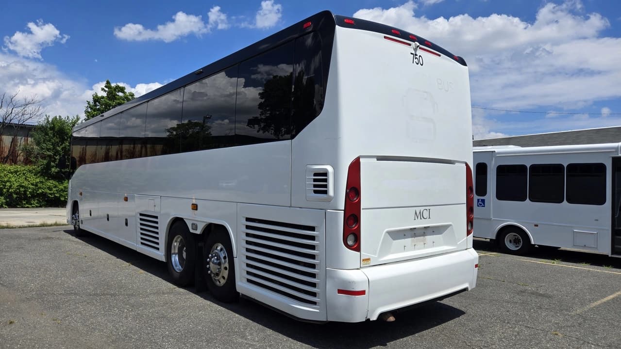 2019 MCI J4500 Coach - Image 2