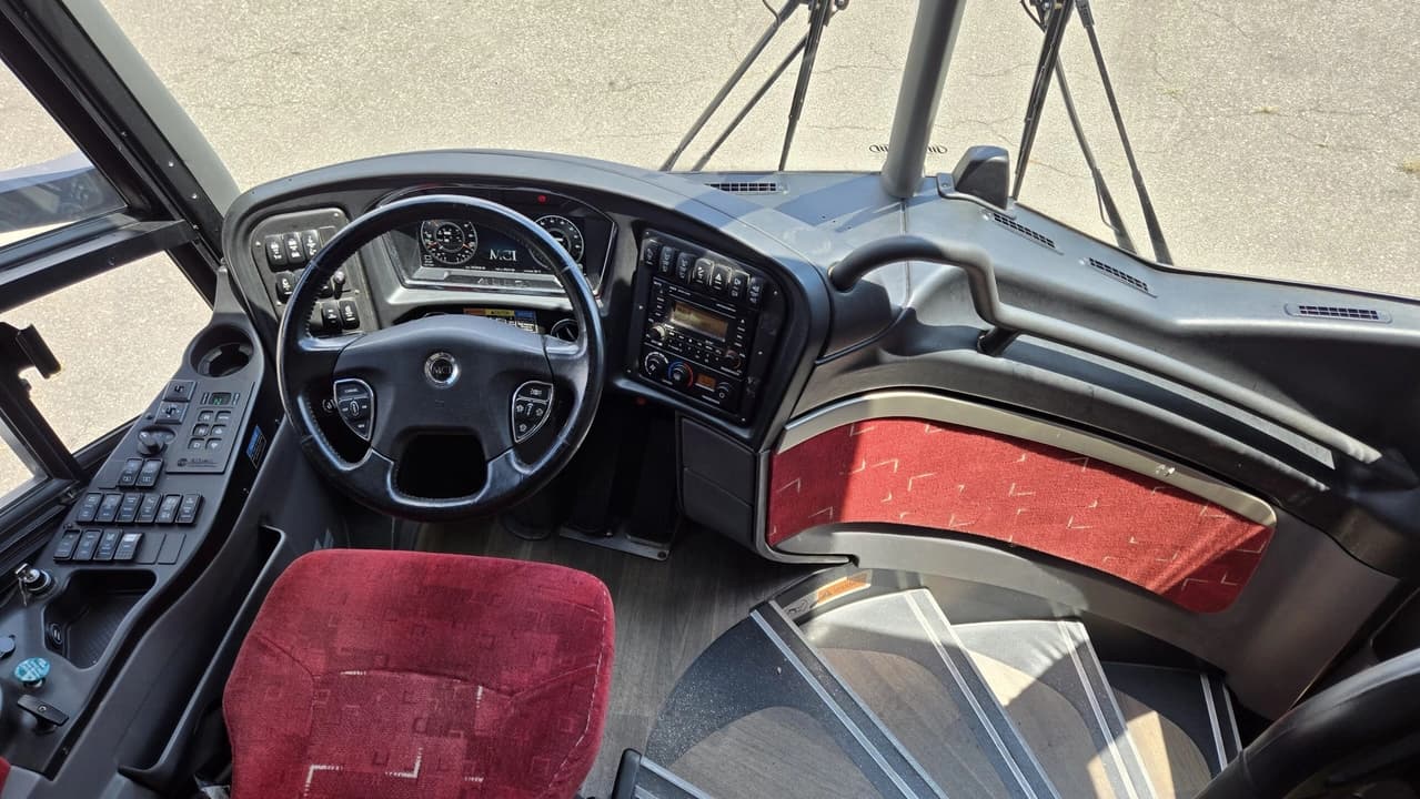 2019 MCI J4500 Coach - Image 4