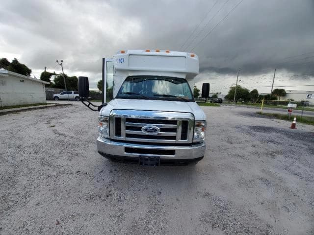 2017 Ford E450 Cutaway Shuttle Bus - Image 4