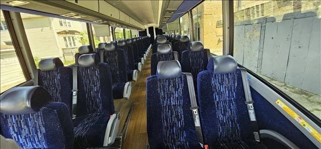 2019 MCI J4500 Coach - Image 10