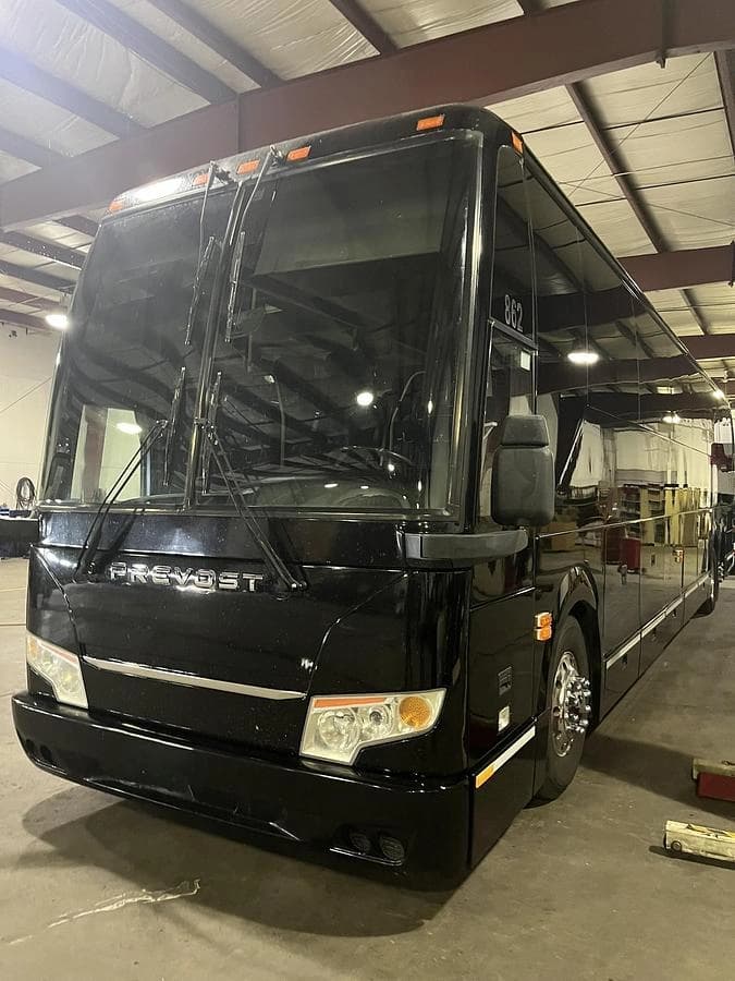 2019 Prevost H3-45 Coach - Image 1