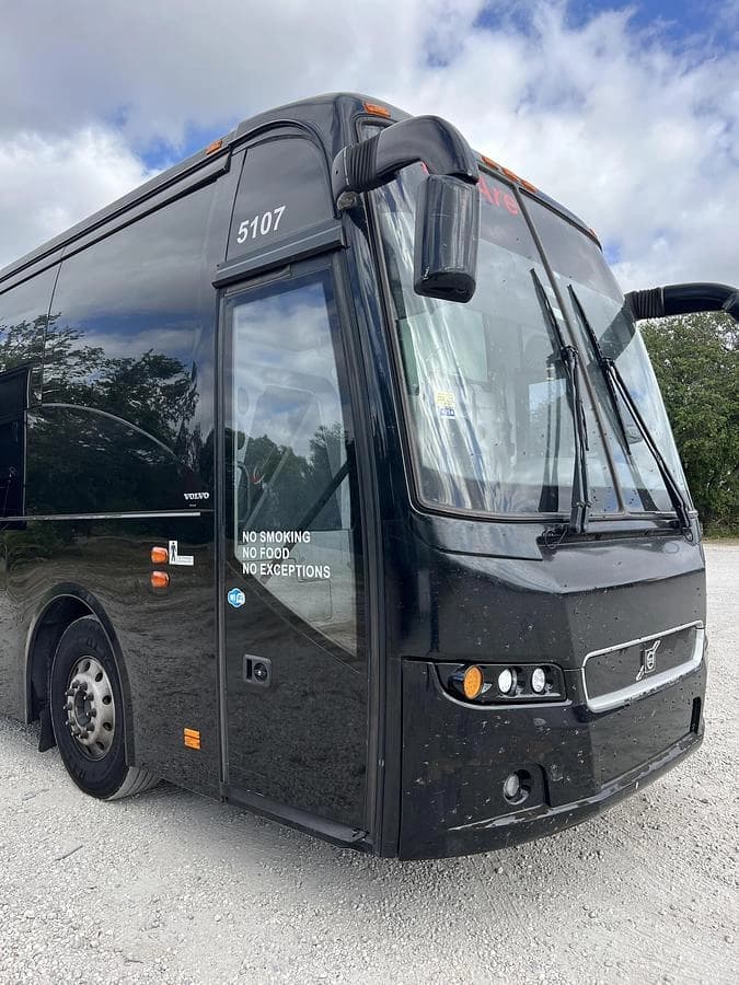 2017 Volvo 9700 Coach - Image 2