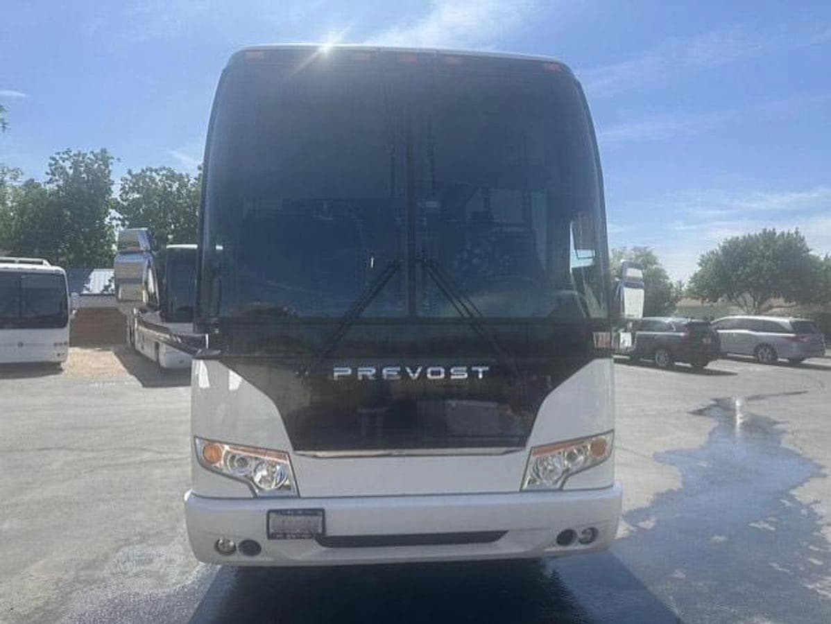 2013 Prevost H3-41 Coach - Image 3