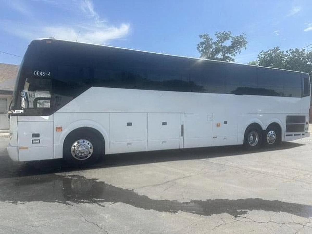 2013 Prevost H3-41 Coach - Image 4