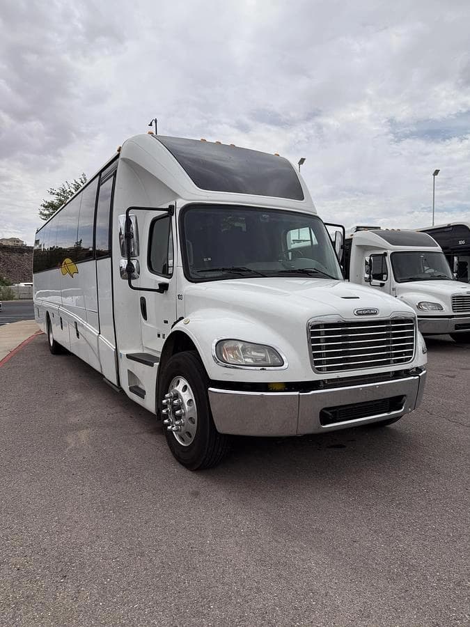 2019 Freightliner EG40 Cutaway - Image 1