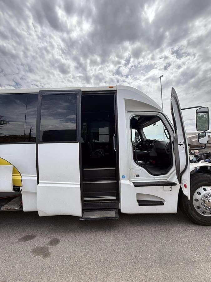 2018 Freightliner GM40 Cutaway - Image 2