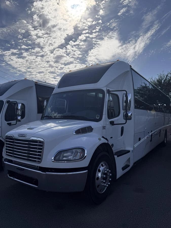 2018 Freightliner EG40 Cutaway - Image 1
