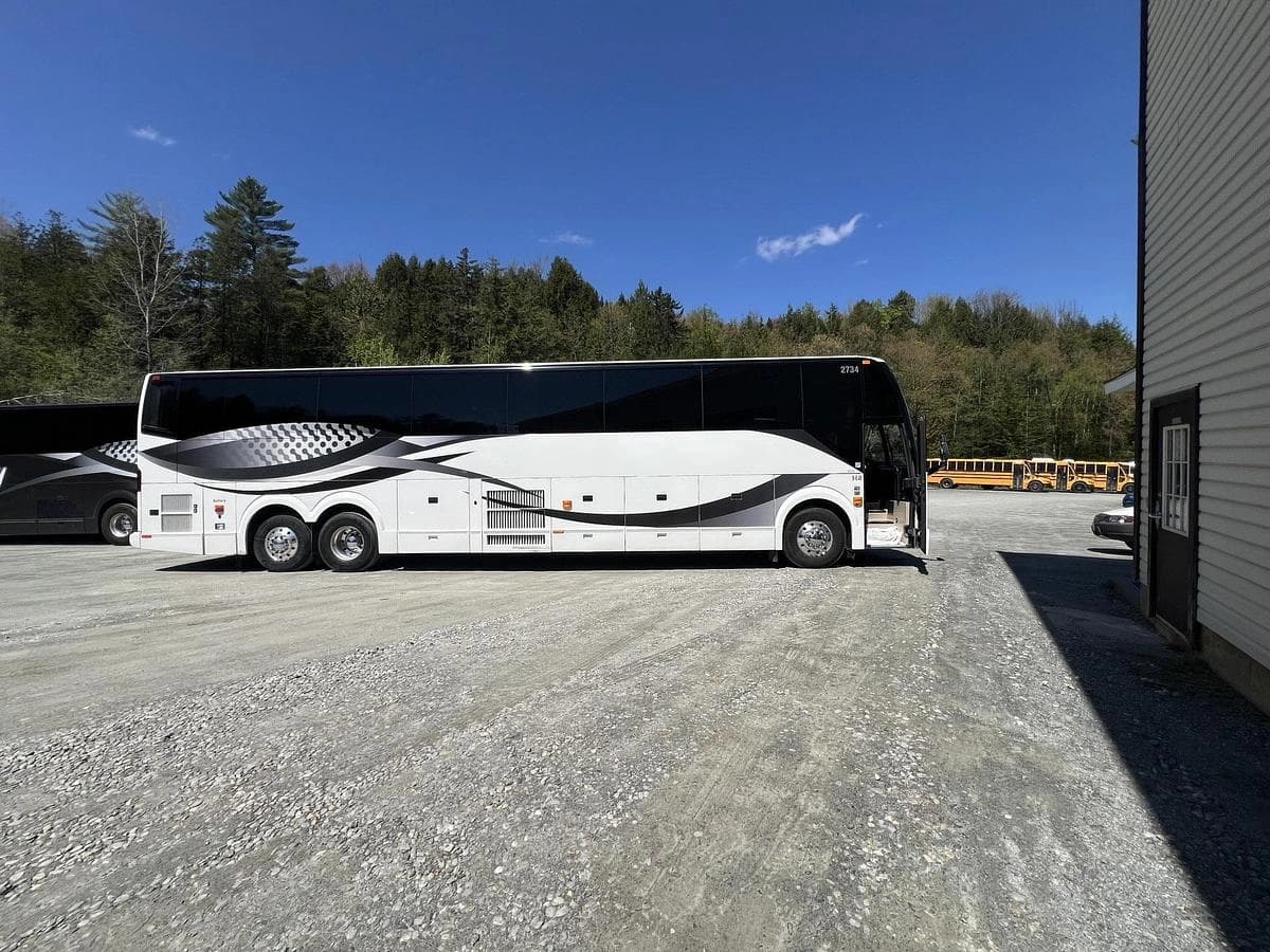 2017 Prevost H3-45 Coach - Image 4
