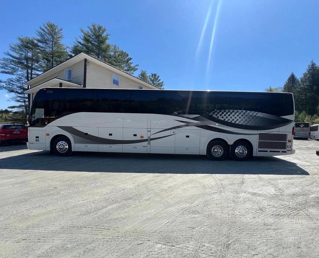 2017 Prevost H3-45 Coach - Image 2