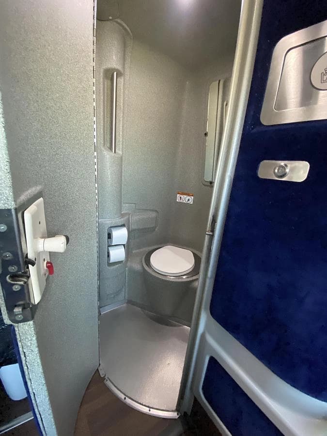 2017 Mci J4500 Coach - Image 21