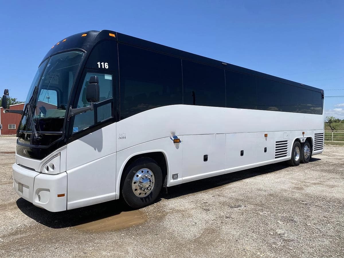 2017 Mci J4500 Coach - Image 2