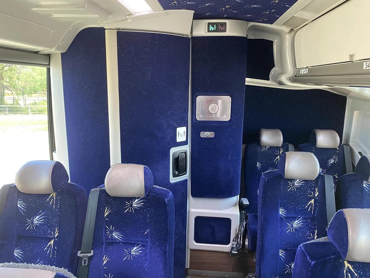 2017 Mci J4500 Coach - Image 8