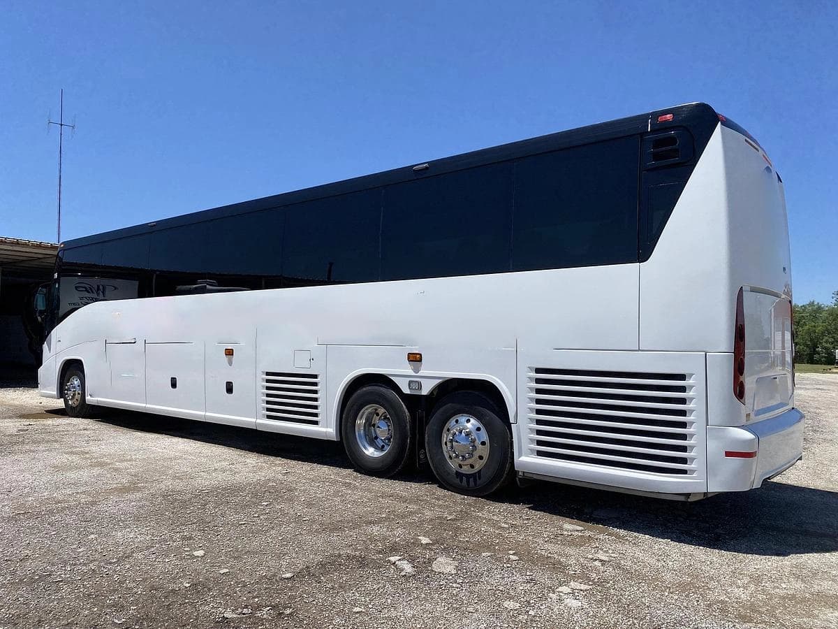 2017 Mci J4500 Coach - Image 3