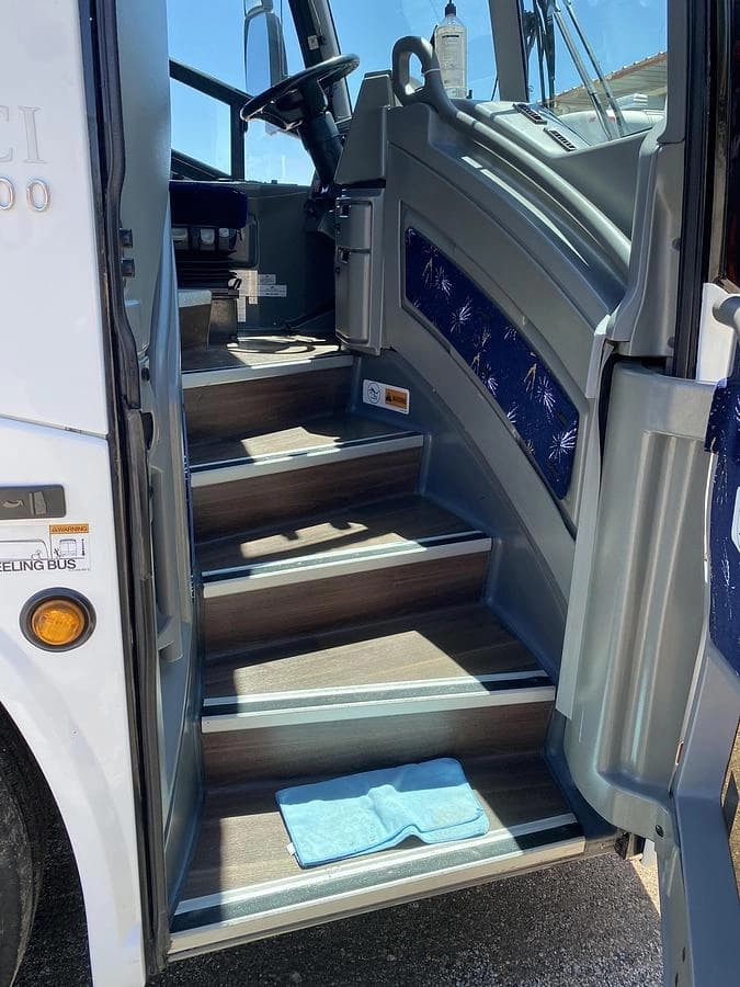 2017 Mci J4500 Coach - Image 32