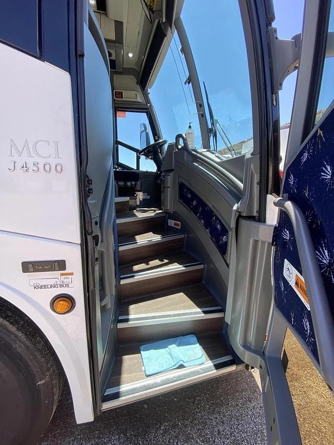 2017 Mci J4500 Coach - Image 42