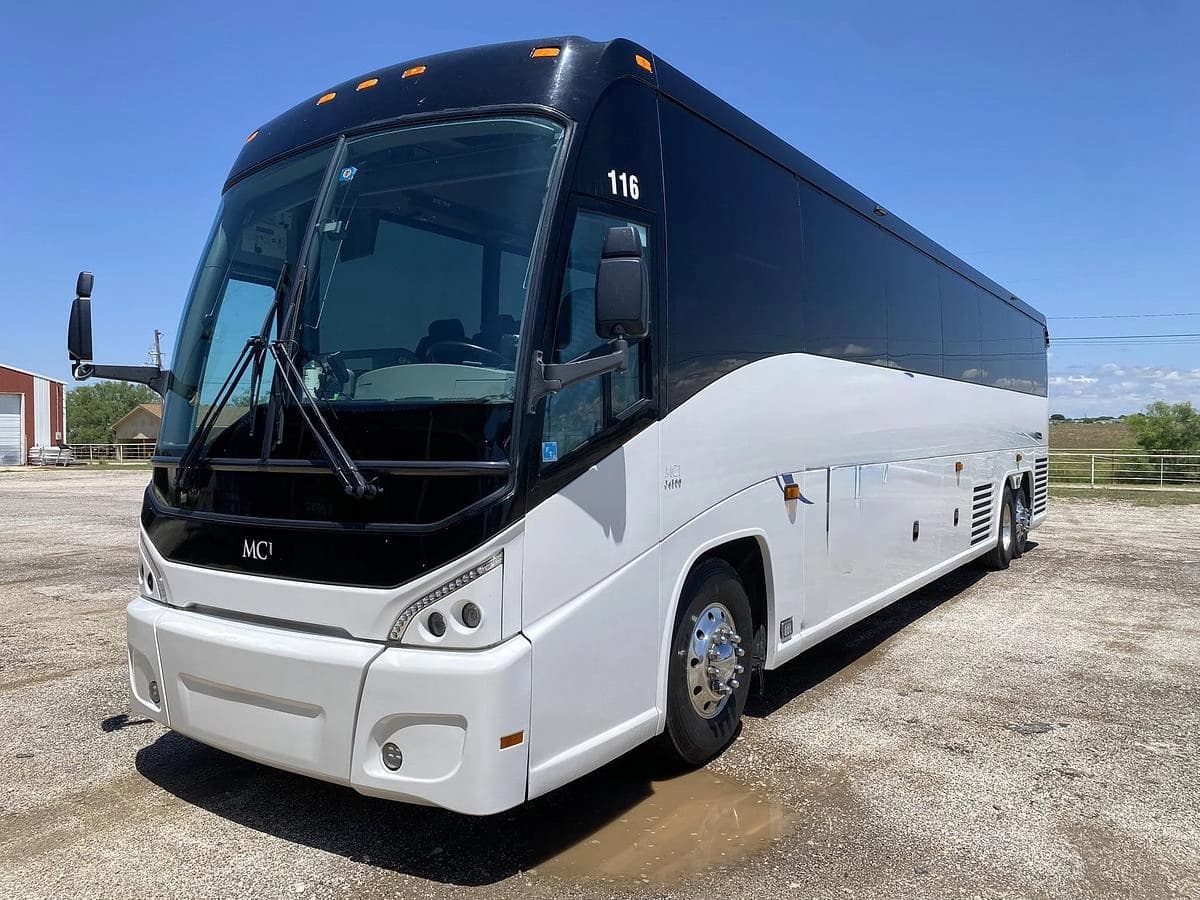 2017 Mci J4500 Coach - Image 4