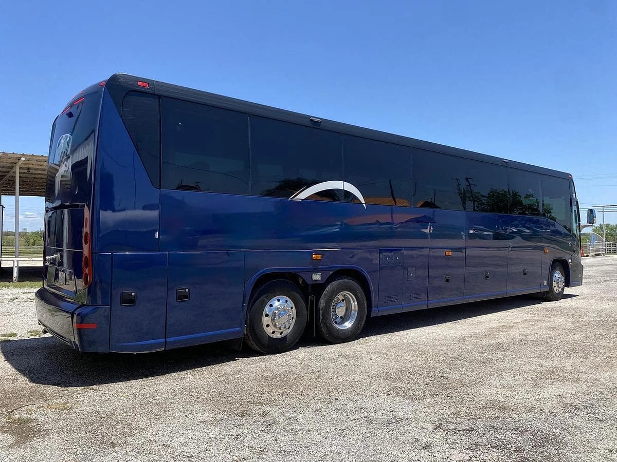 2017 Mci J4500 Coach - Image 2