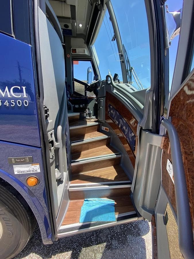 2017 Mci J4500 Coach - Image 10