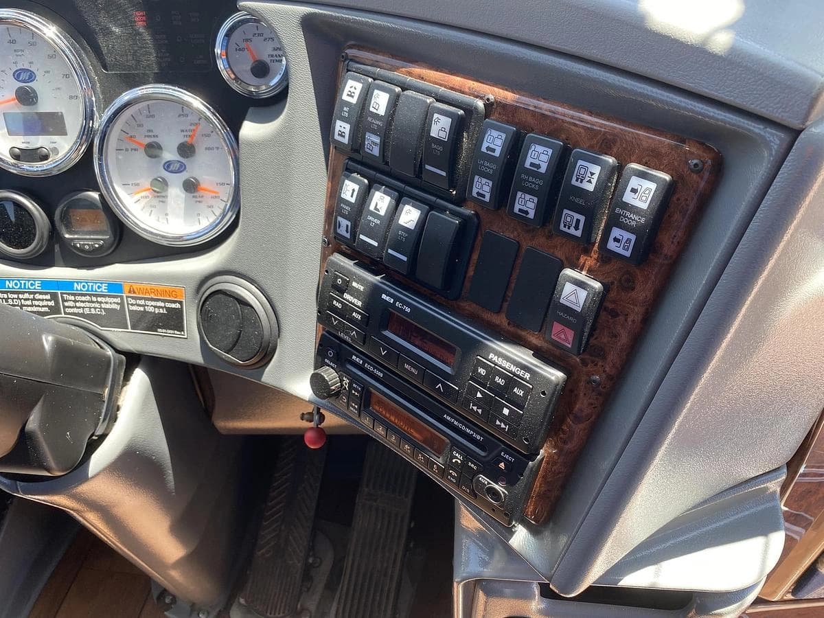 2017 Mci J4500 Coach - Image 11