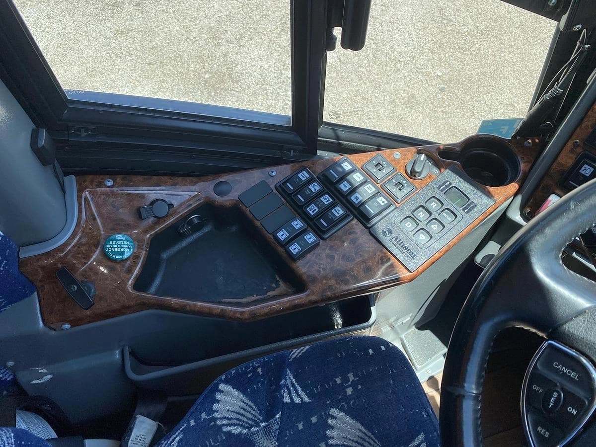 2017 Mci J4500 Coach - Image 16
