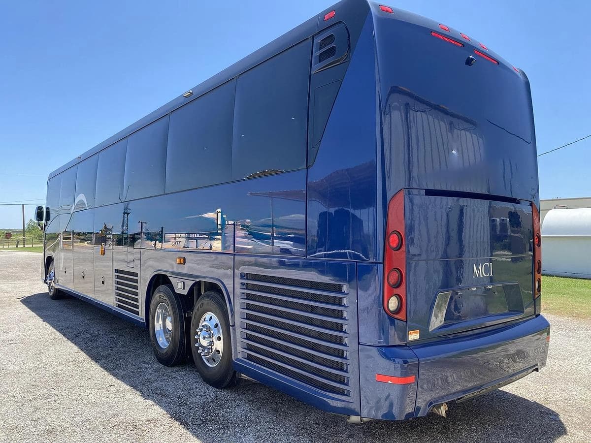 2017 Mci J4500 Coach - Image 3
