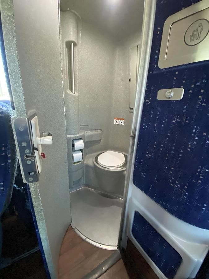 2017 Mci J4500 Coach - Image 22