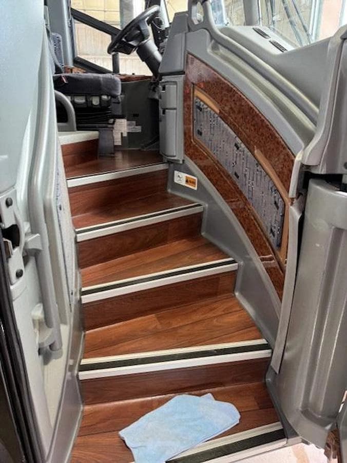 2015 Mci J4500 Coach - Image 4